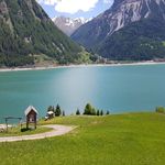 Reschensee vom Westufer, im Hintergrund der Kirchturm von Altgraun im See